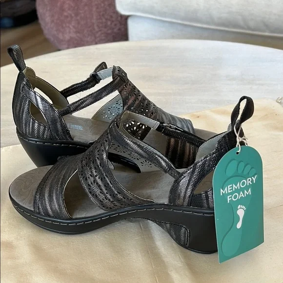 New with tags! Jambu comfort sandals. Size 71/2 - Picture 3 of 6